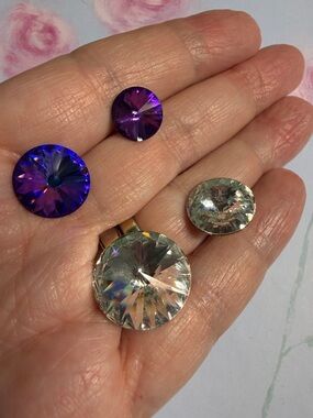 VINTAGE 4 PC SET ROUND FACETED CRYSTAL BUTTONS IN CLEAR & VIOLET WITH SHANK BACK